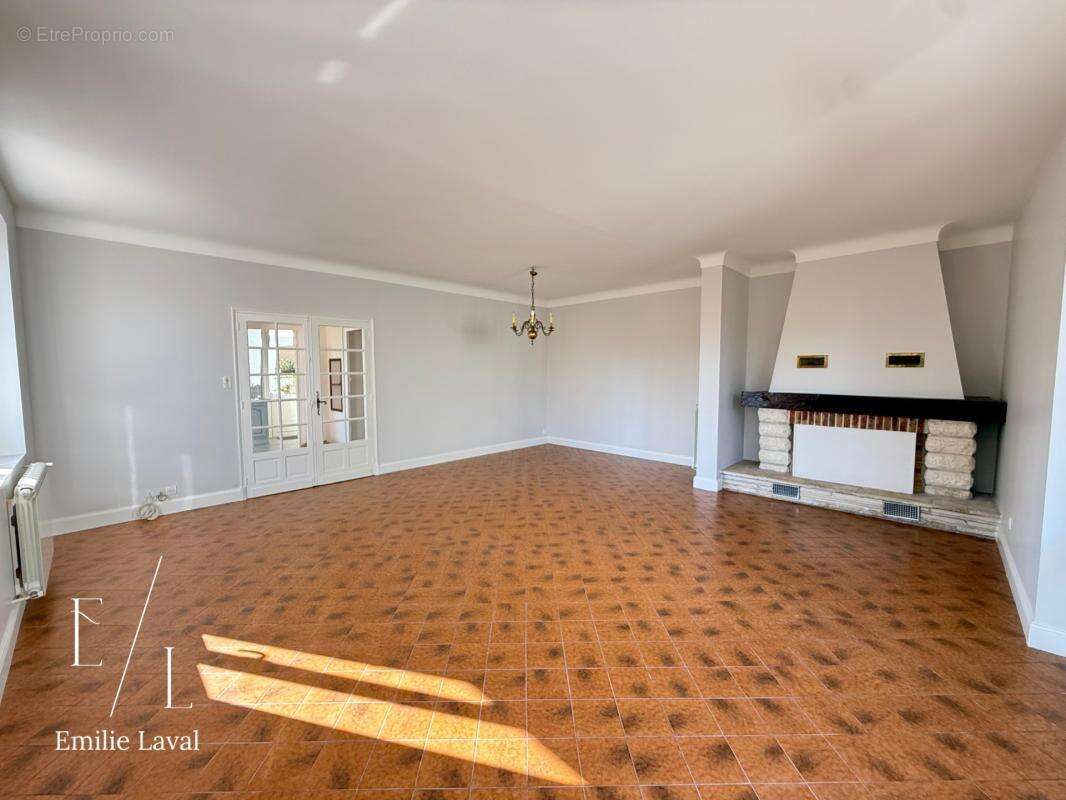 Maison avec dépendance, cave à vin et terrain clos de 1 737 m² à Pineuilh (33) - photo 3