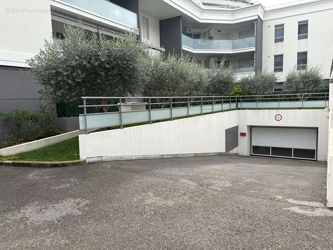 Parking à VILLENEUVE-LOUBET