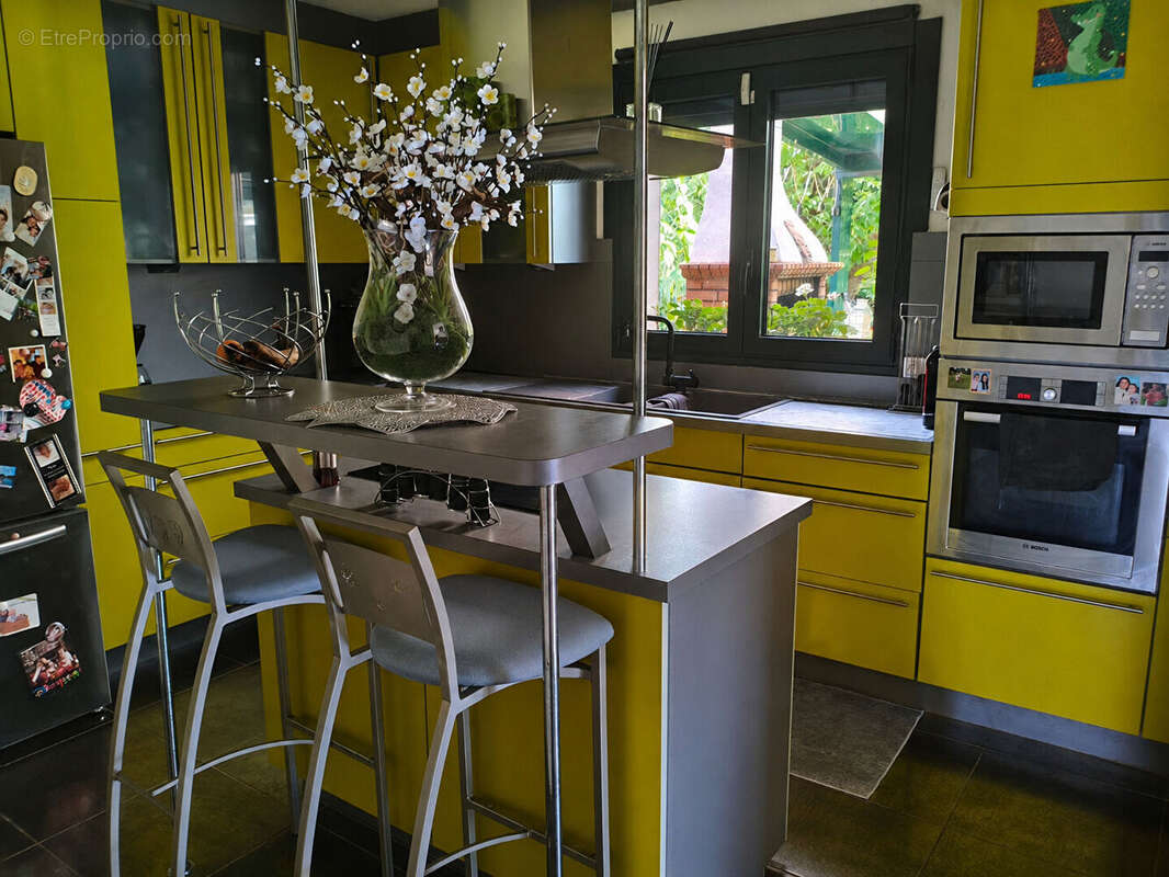Mandres-les-Roses - Maison familiale de 200 m² avec piscine, jacuzzi, véranda climatisée et jardin paysagé - photo 4