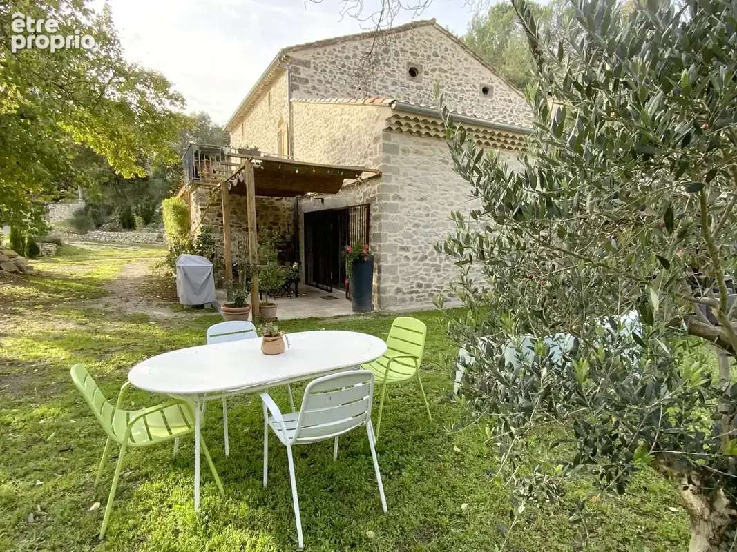 Maison en pierre rénovée avec jardin arboré. - photo 1
