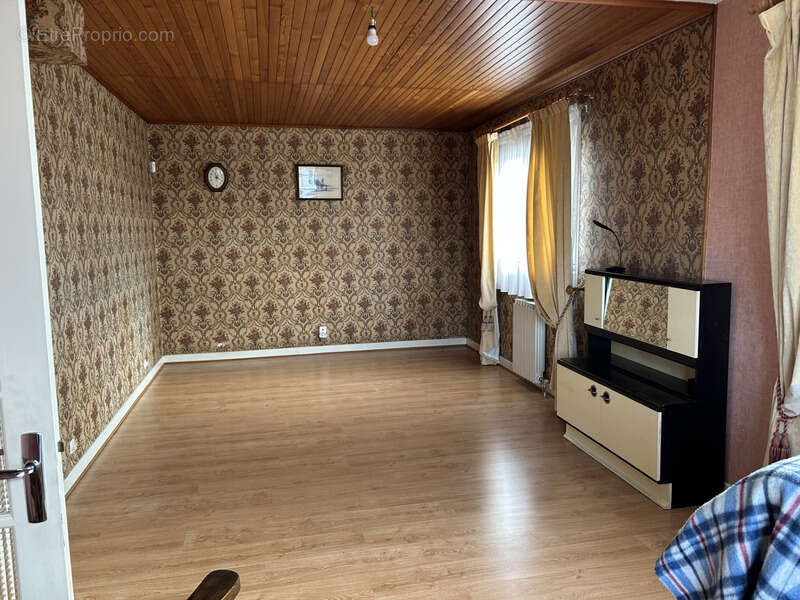 Maison à LES MARTRES-D'ARTIERE
