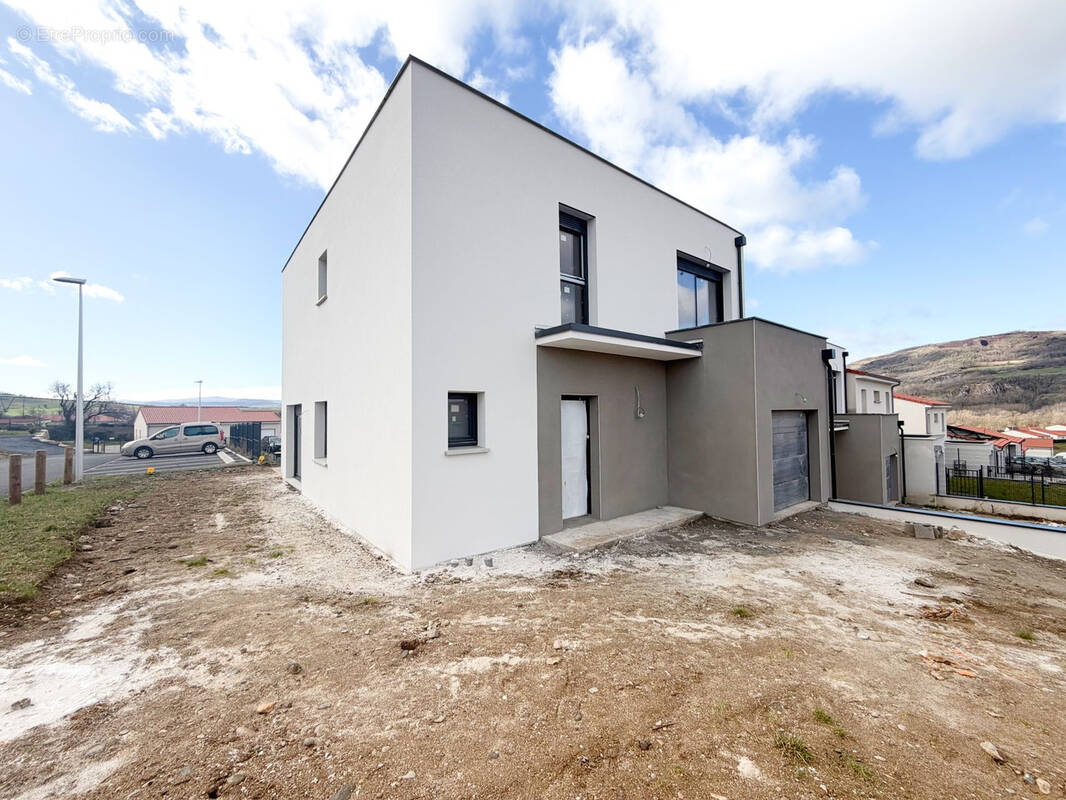 Maison à VIC-LE-COMTE