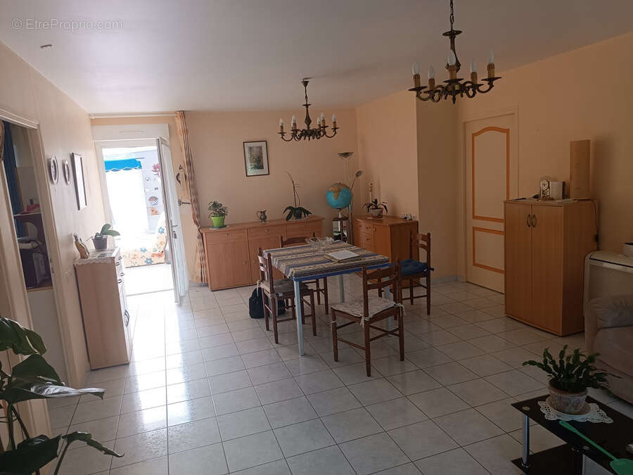 Nérondes (18350)   Ensemble immobilier de 227 m2 avec logement indépendant, véranda et deux garages - photo 3