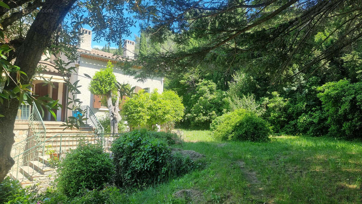 Maison à CEYRESTE