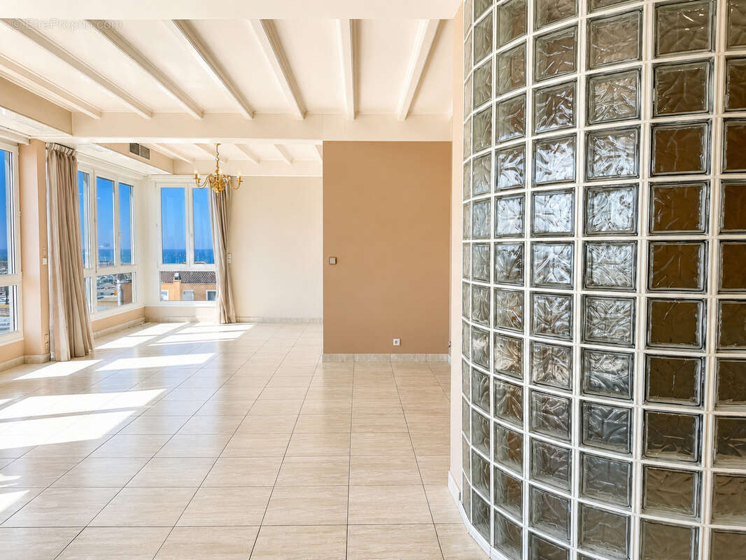 Palavas ,dernier étage privatif en vue mer panoramique , T4/5 de 182 m2 traversant   , 2 boxs privés , cellier - photo 4