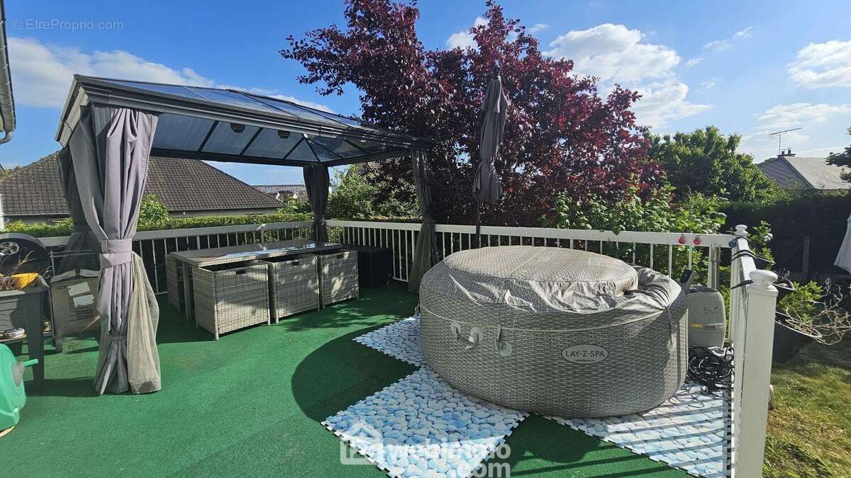 Elle offre un accès direct sur cette terrasse de 30 m². - Maison à MALESHERBES