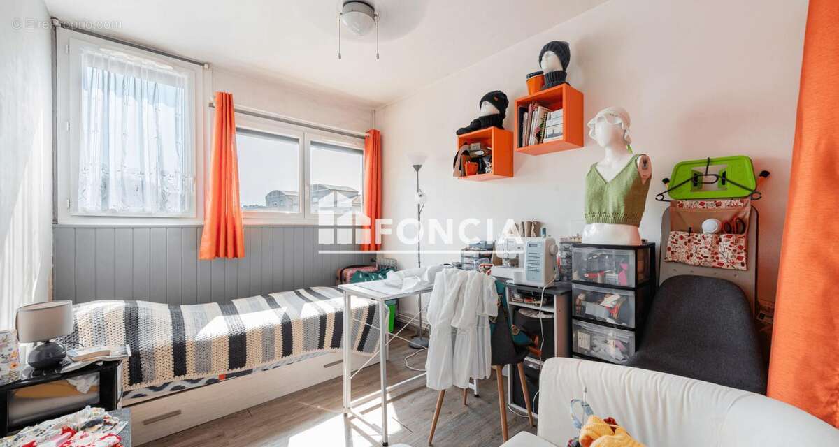 Salon de Provence , 3 pièces , loggia, cave, stationnement , idéal investissement locatif ! - photo 6