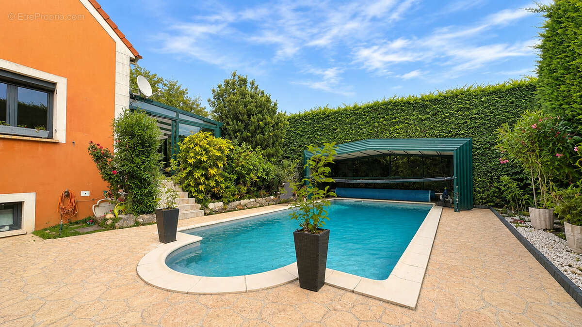 Mandres-les-Roses - Maison familiale de 200 m² avec piscine, jacuzzi, véranda climatisée et jardin paysagé - photo 16