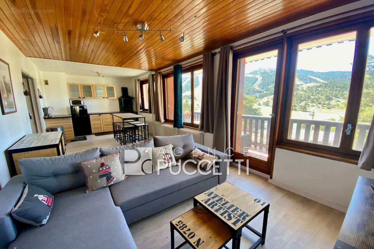 Appartement à GREOLIERES