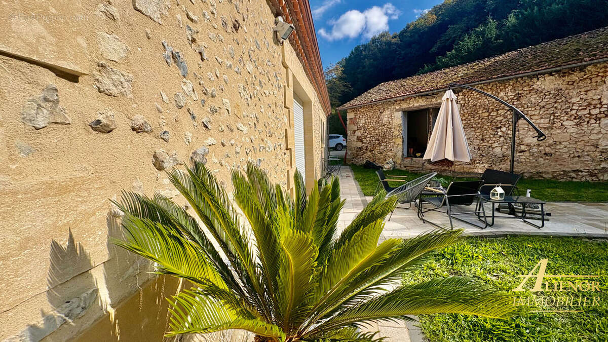 Maison à SAINT-PIERRE-DE-CHIGNAC