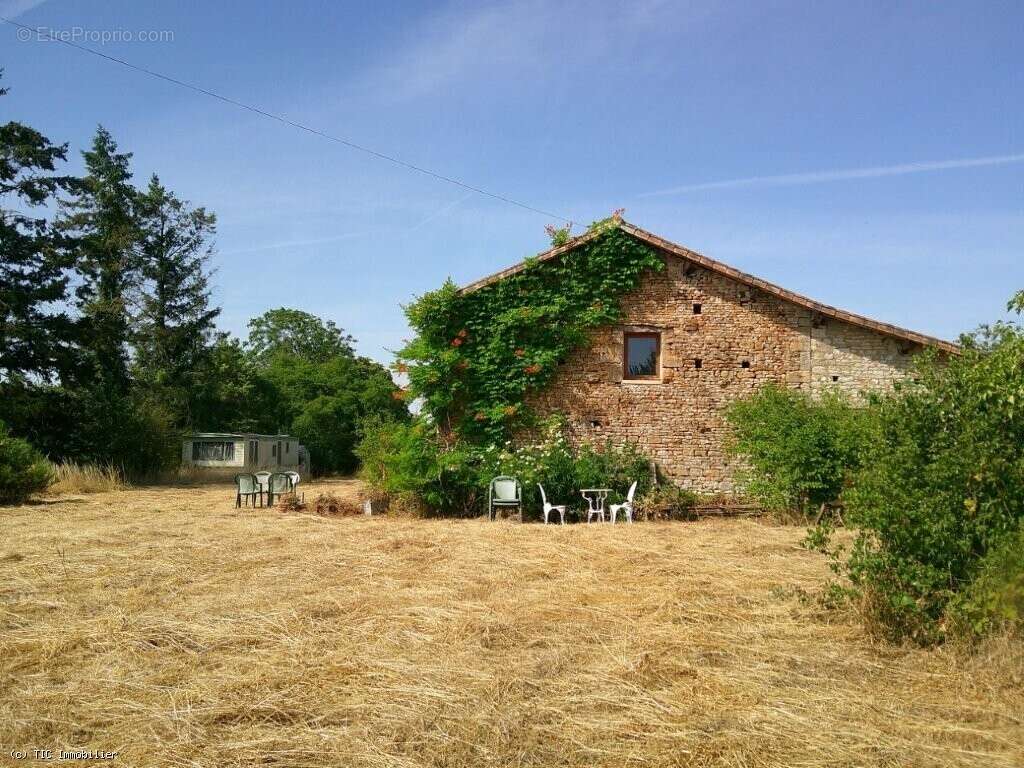 Grange Rénovée : Comprenant 4 Chambres et Terrain de 4382m² - photo 3