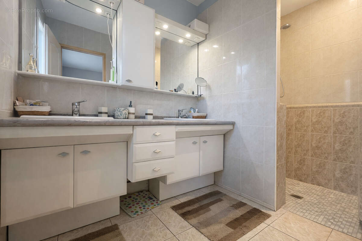 Maison à GREZIEU-LA-VARENNE