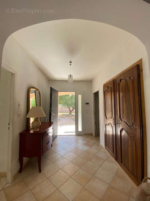 ROULLET SAINT ESTEPHE Maison de plain pied 169 m2  3 chambres secteur calme - photo 5