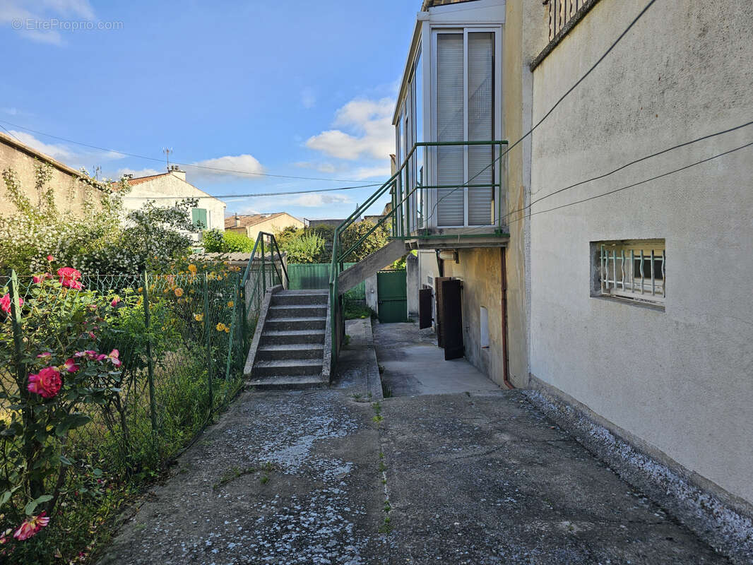 Appartement à LA ROQUE-D'ANTHERON