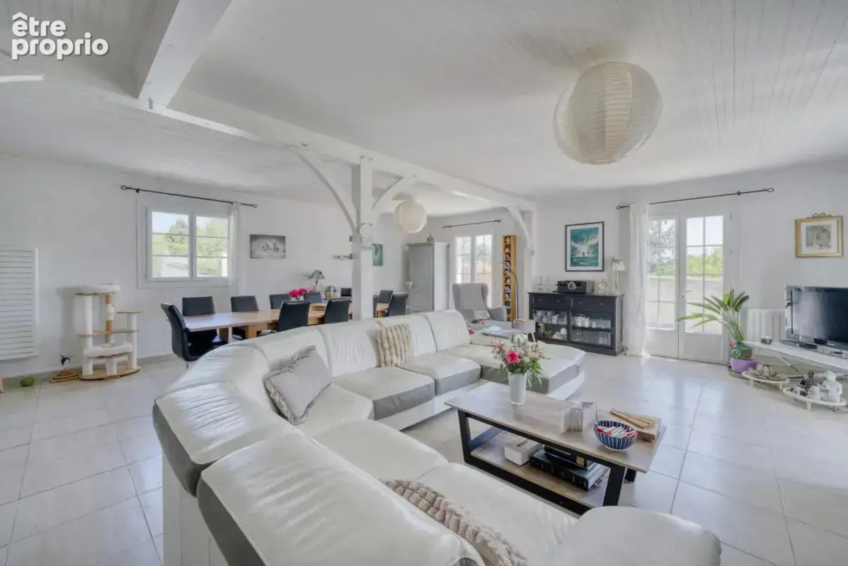 Maison de 6 pièces de 176 m² à Bussac-sur-Charente - photo 2