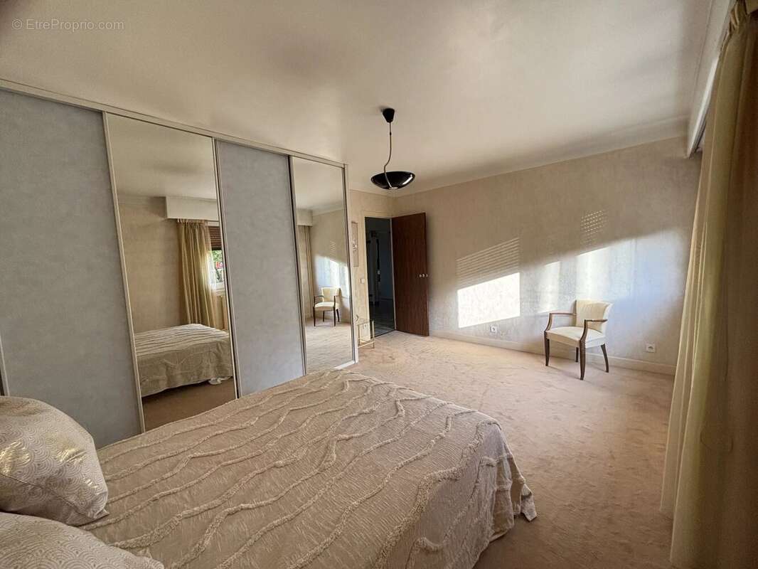 ARGENTEUIL – LES COTEAUX  Élégante maison familiale de plus de 200 m² avec vue sur Paris et la Tour Eiffel - photo 18