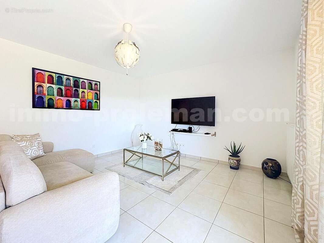 Appartement_veigy_foncenex_3_pièces_proche_commerce_bus_exterieur_proche_douane_suisse_geneve_salon_séjour_