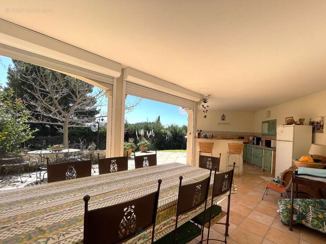 Maison à SAINT-MITRE-LES-REMPARTS