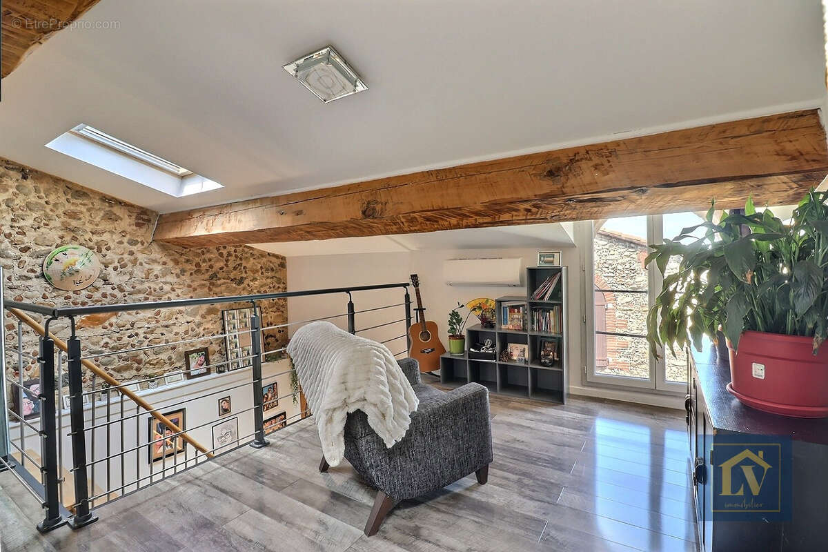 Maison de caractère entièrement rénovée avec garage et dépendance - photo 4