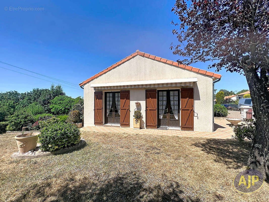 Maison à MONTREVAULT