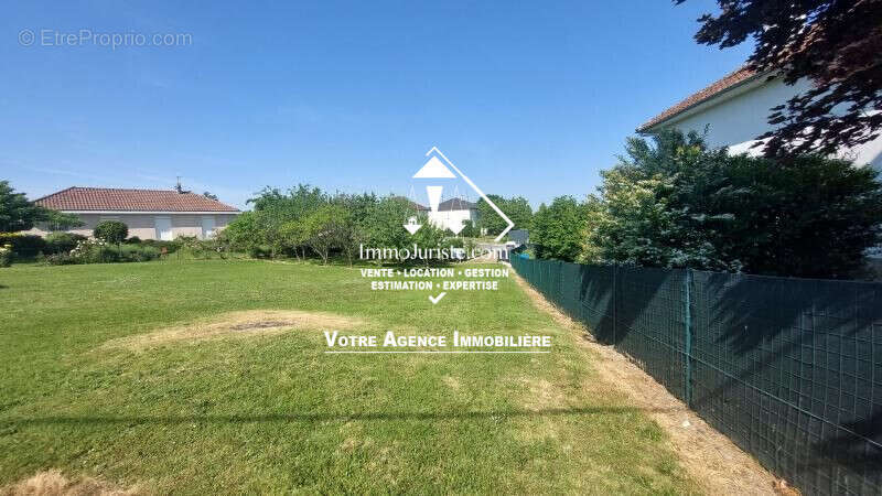 Terrain à SAINT-JUNIEN