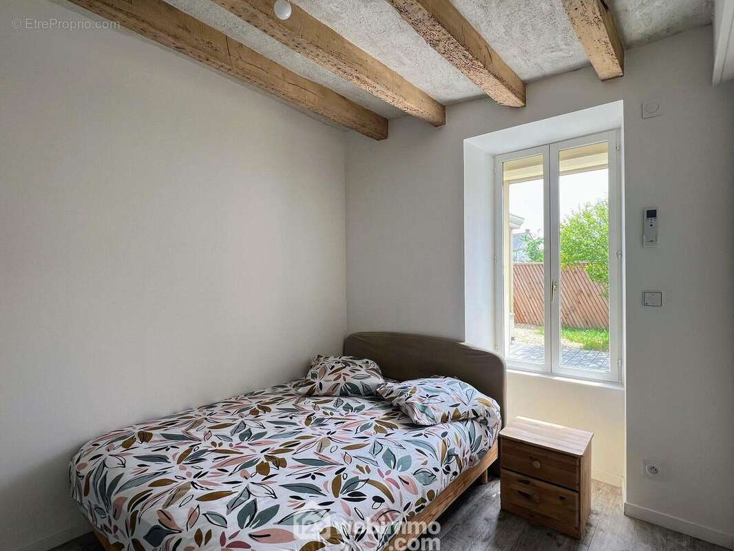 ... ainsi qu'une pièce de 8 m² pouvant accueillir une chambre ou un bureau. - Maison à ANGERS