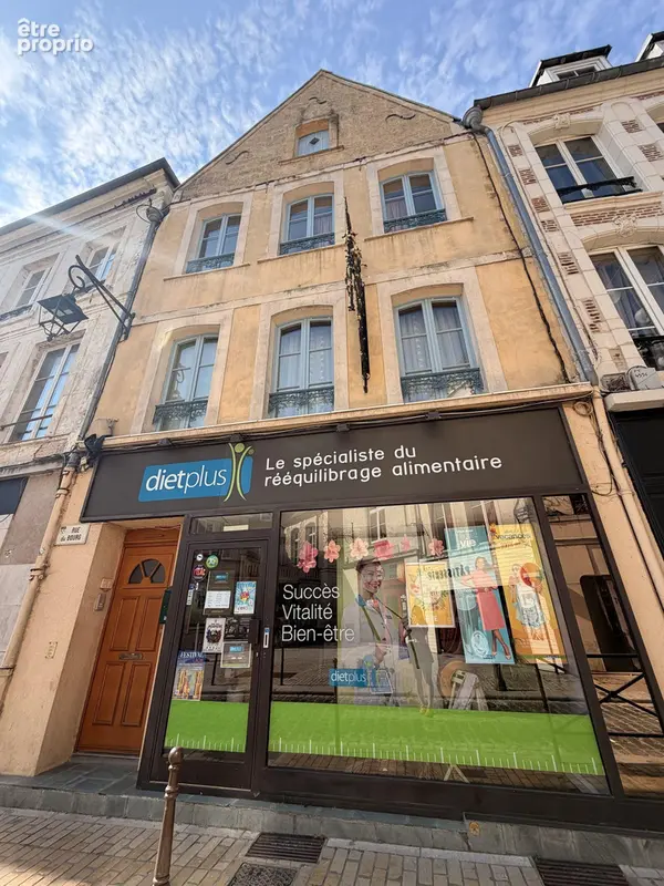 Il comprend : en rez-de-chaussée un appartement de 70 m² loué meublé 600¤ et ...