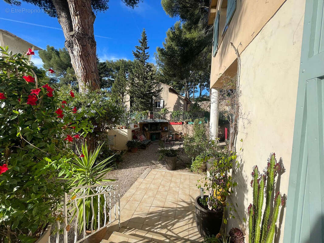 Maison à SAINT-CYR-SUR-MER