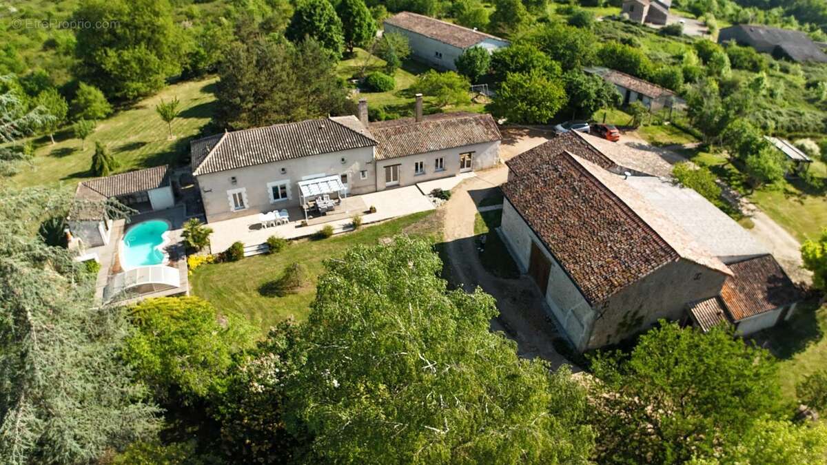Maison 235 m² à Queaux  - photo 4