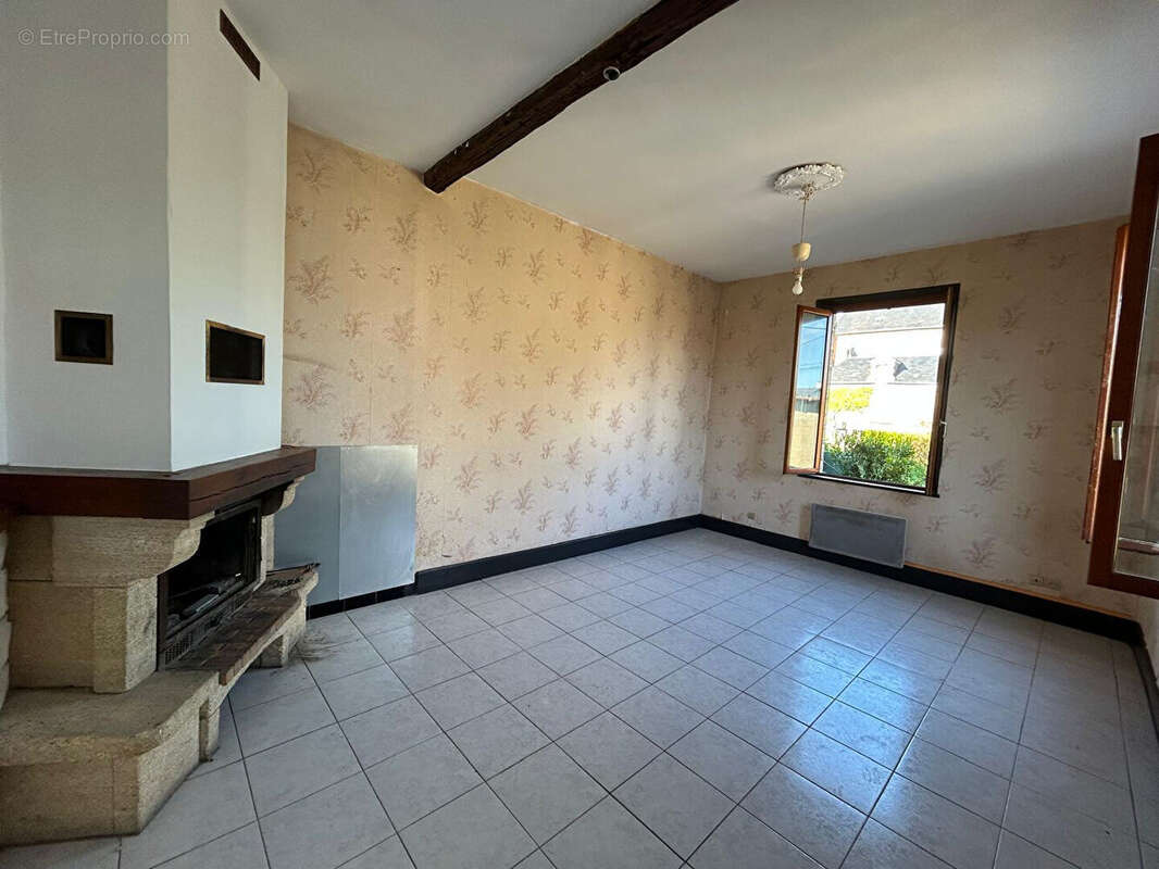 Maison à MARSEILLES-LES-AUBIGNY