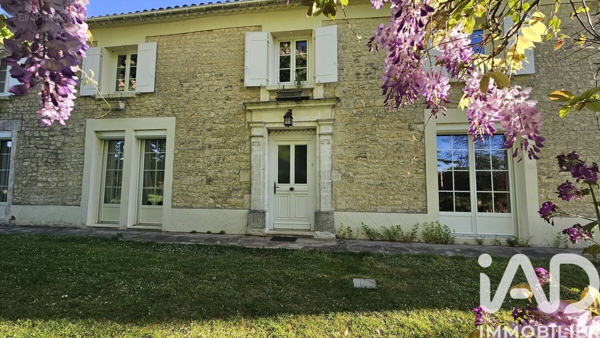 Photo 1 - Maison à CHAMPNIERS