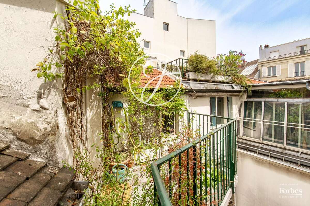 Paris 18e - HAUT MONTMARTRE / PLACE JEAN BAPTISTE CLÉMENT  - Appartement  à vendre - 4 pièces - 90,84m² Carrez - 107,84m² au sol - photo 21