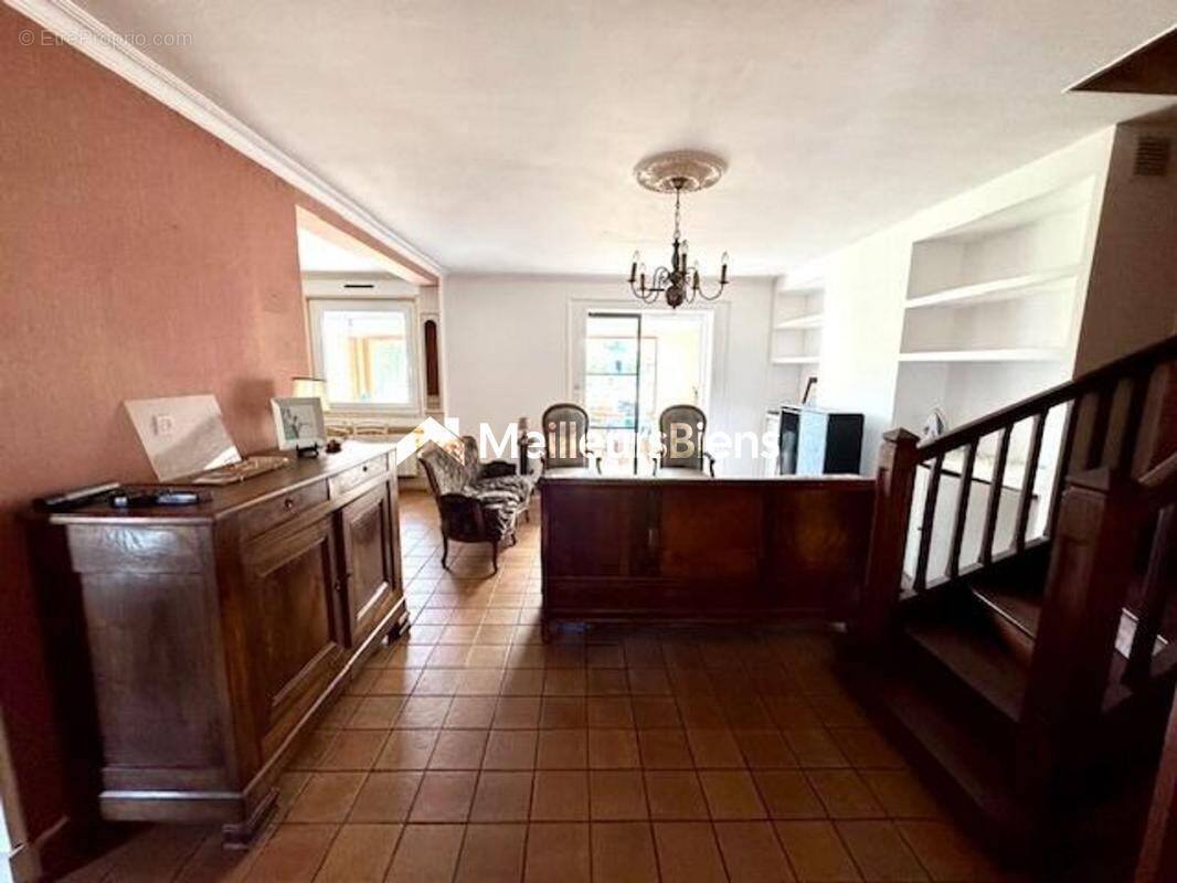 Proche commerces et écoles - Très belle maison sur 1947 m2 de terrain - photo 6