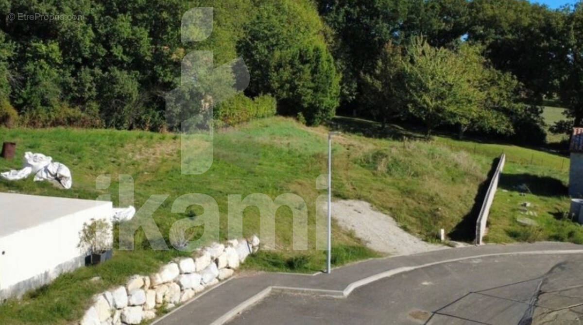 Terrain à SAINT-MARCEL-LES-SAUZET