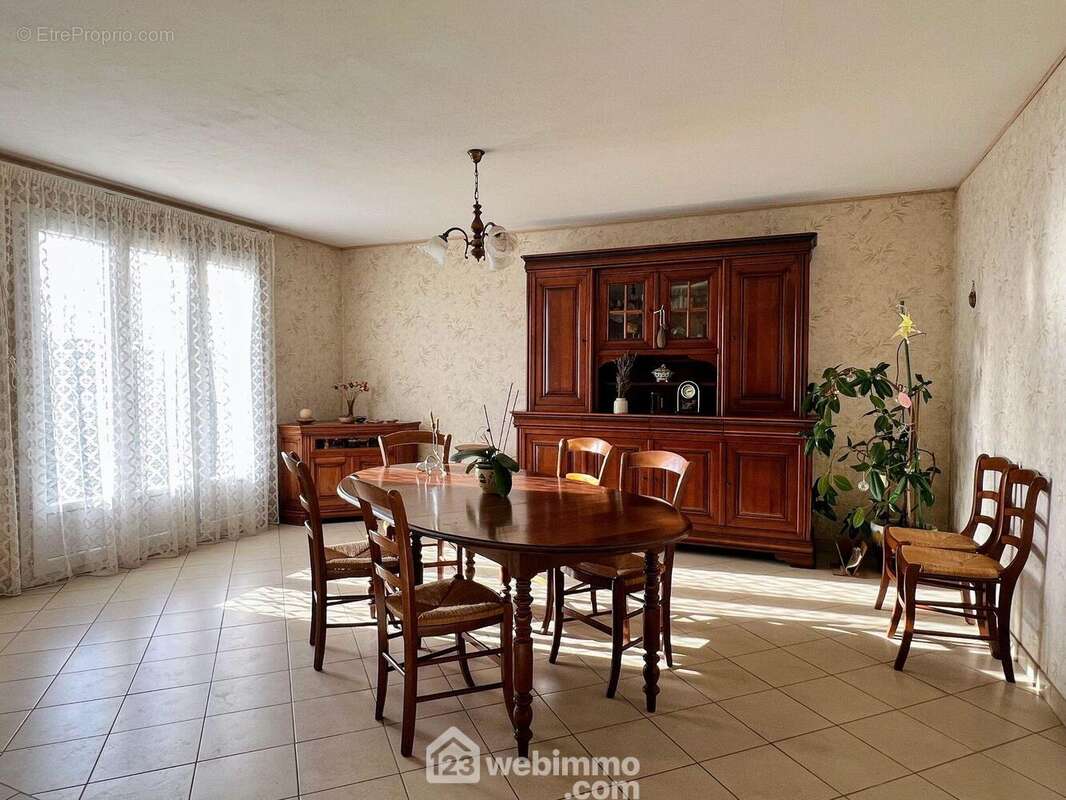 La maison se compose d'un salon séjour bien exposé de 26 m²... - Maison à MURS-ERIGNE