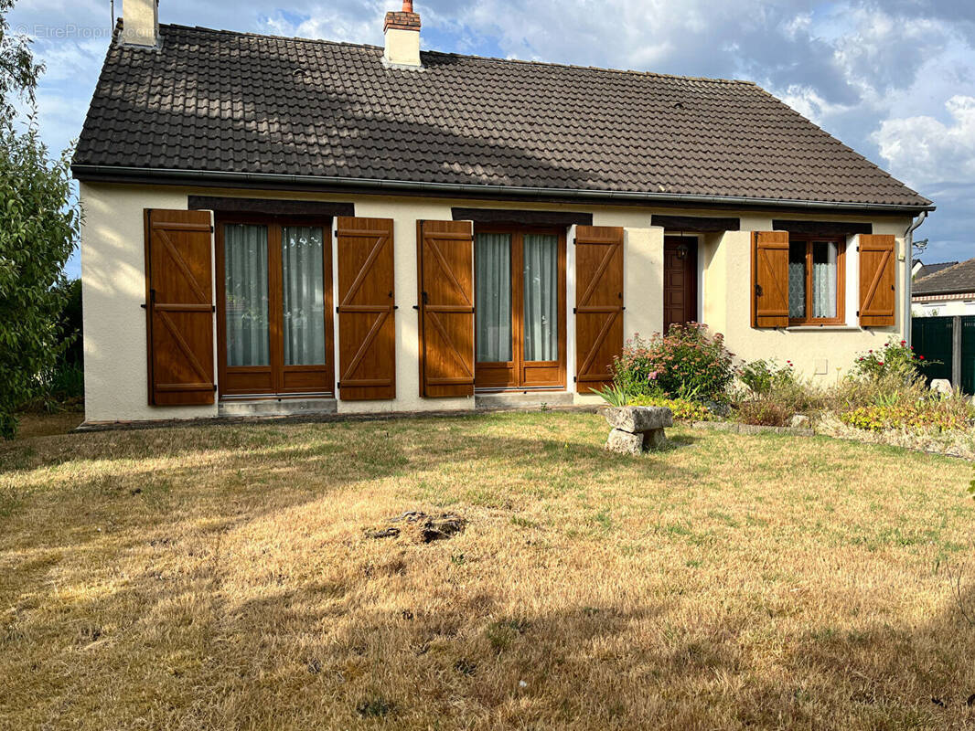 Maison à SAINT-DENIS-DE-L&#039;HOTEL