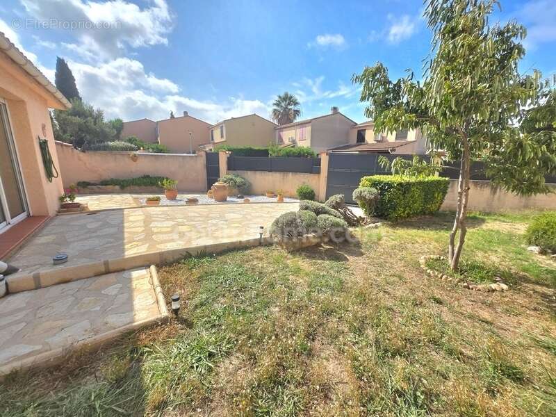 À seulement 50 mètres de la mer ! Une villa lumineuse avec jardin piscinable dans un environnement exceptionnel. Maison à vendre - photo 17