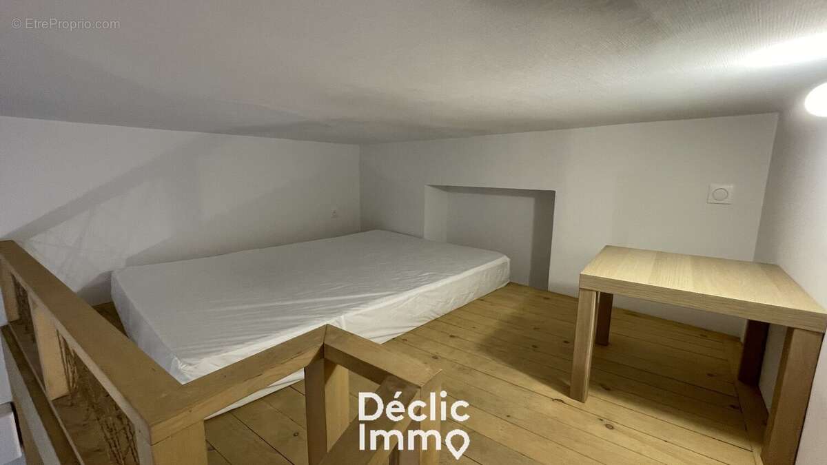 À VENDRE  Studio meublé rénové à deux pas de la cathédrale d'Orléans - photo 3