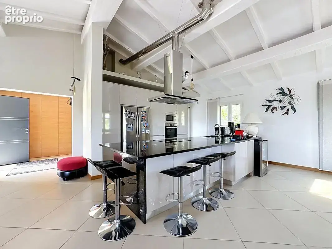 Grande maison familiale de charme avec piscine à débordement, terrasse en bois exotique et terrain arboré de 1 709 m² — Fréjus - photo 8
