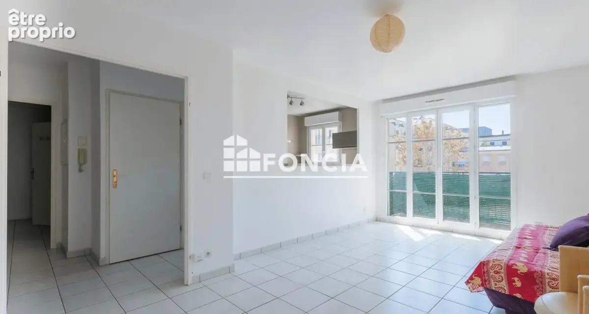 Appartement  3 pièces avec balcon, deux parkings et une cave - proche centre-ville - photo 2