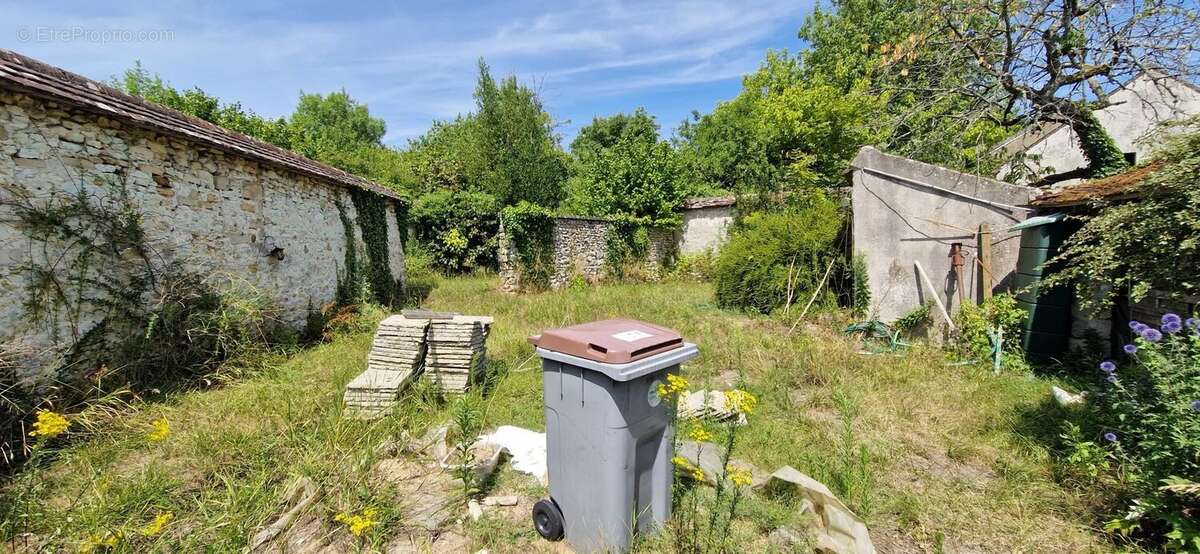 Maison à VENEUX-LES-SABLONS