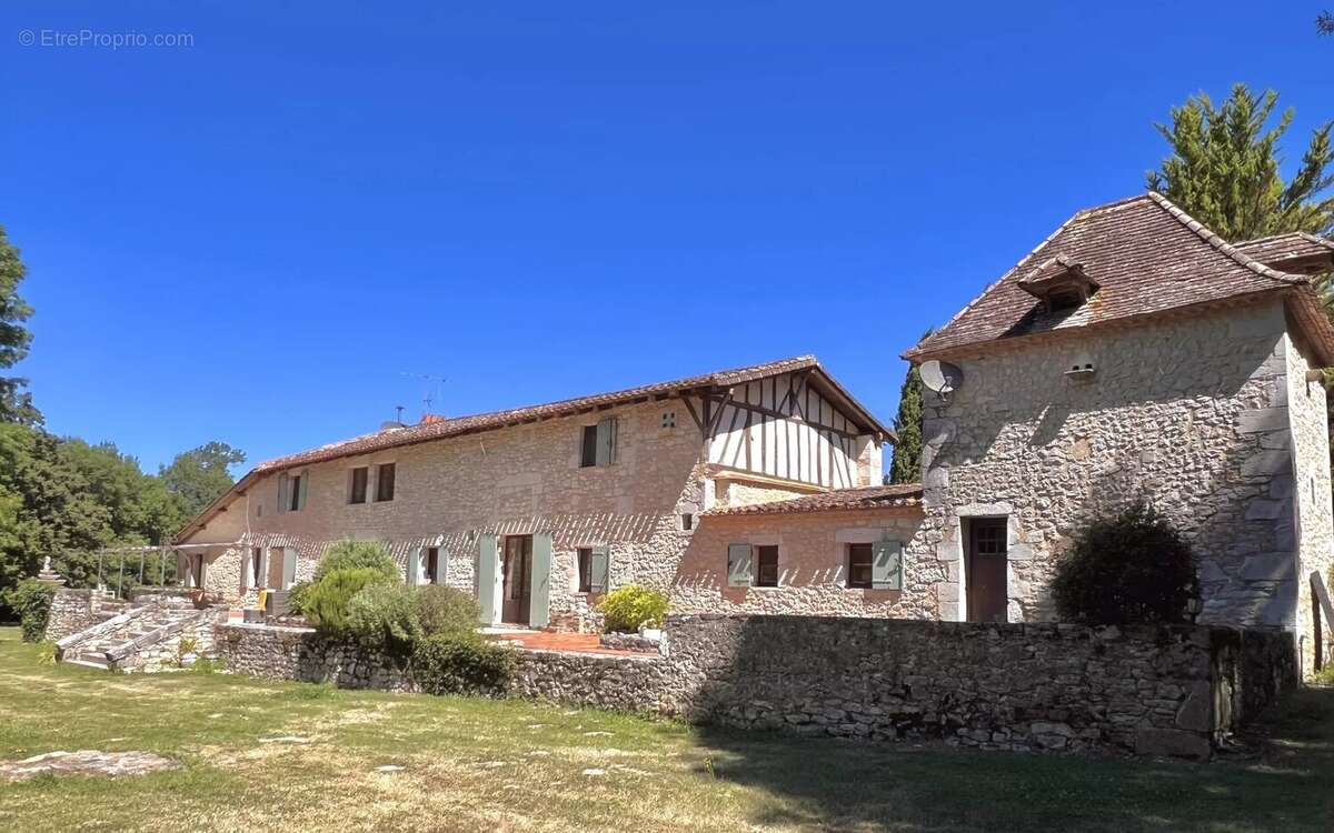 Maison de 6 chambres avec 2ème maison de 4 chambres, 2 piscines et dépendances - photo 2