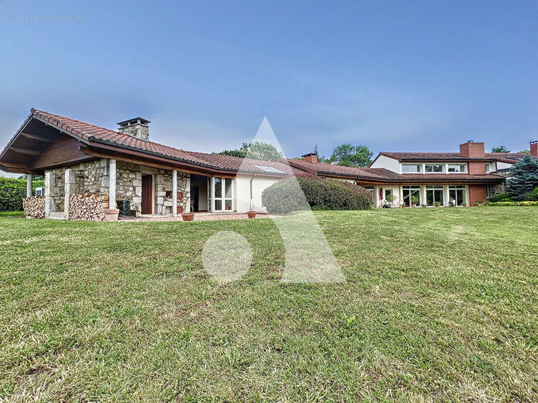 Maison à MONTROND-LES-BAINS