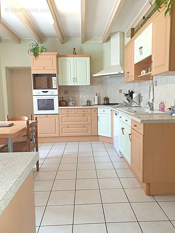 Maison 181 m² – Barbezieux (16) – 4/5 chambres, terrain 3 300 m², 2 garages - photo 2