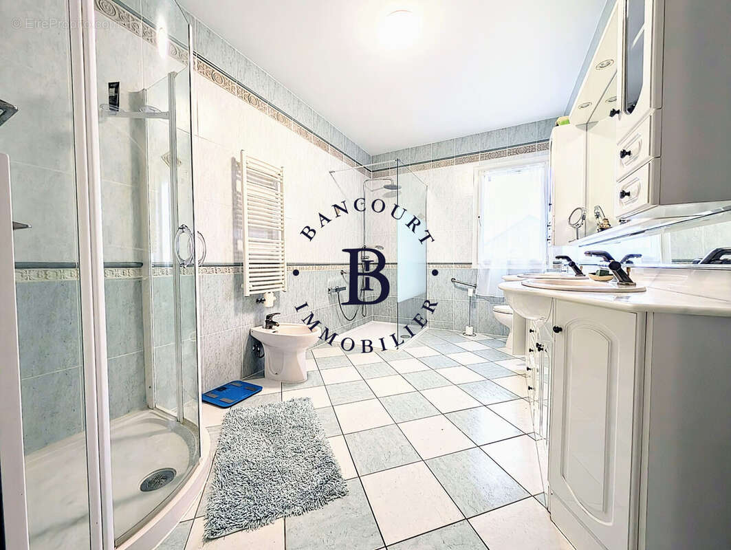 Maison à SAINT-PANTALEON-DE-LARCHE