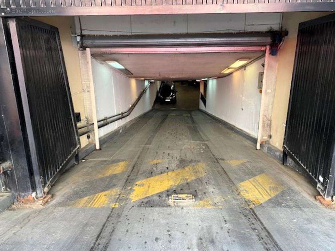 Parking à PARIS-2E