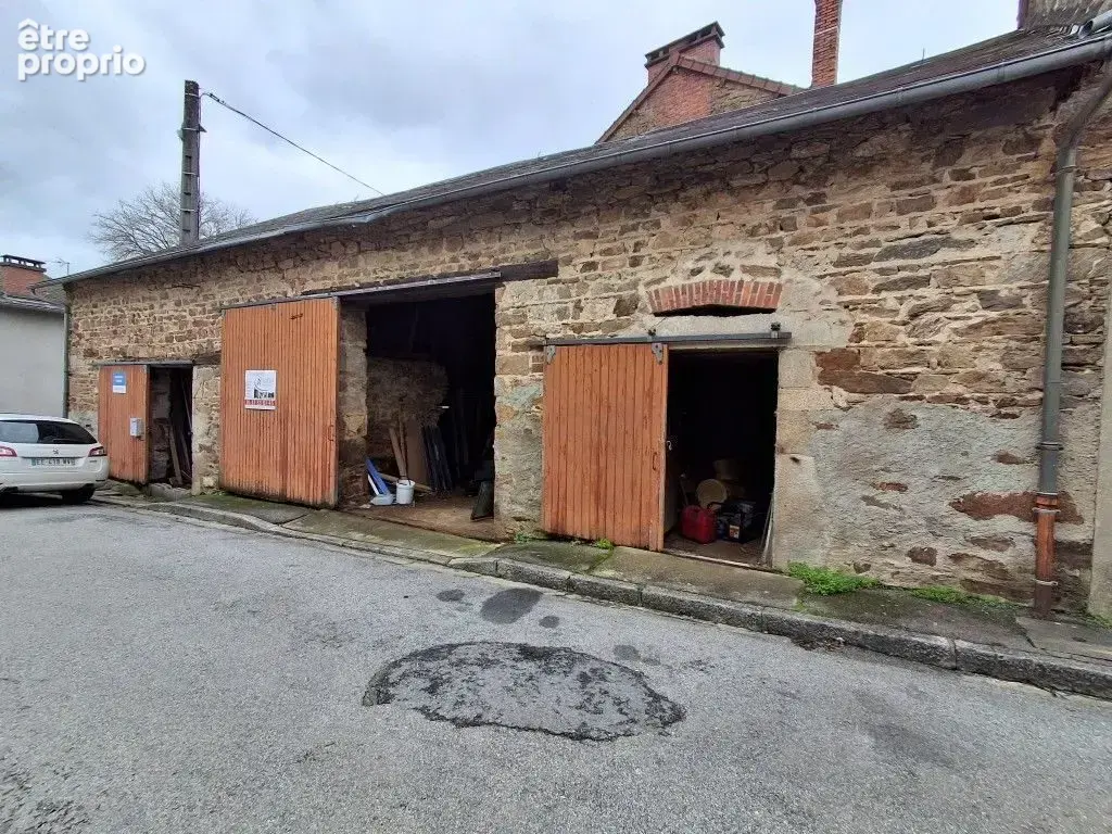 Parking à CHATEAUNEUF-LA-FORET