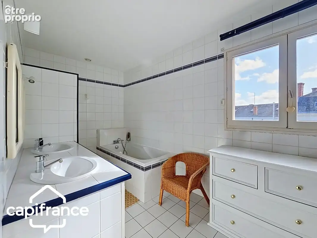 THOUARS Place Lavault- Appartement de 200 m2 -climatisation réversible- 5 chambres -Ascenseur privatif - photo 12