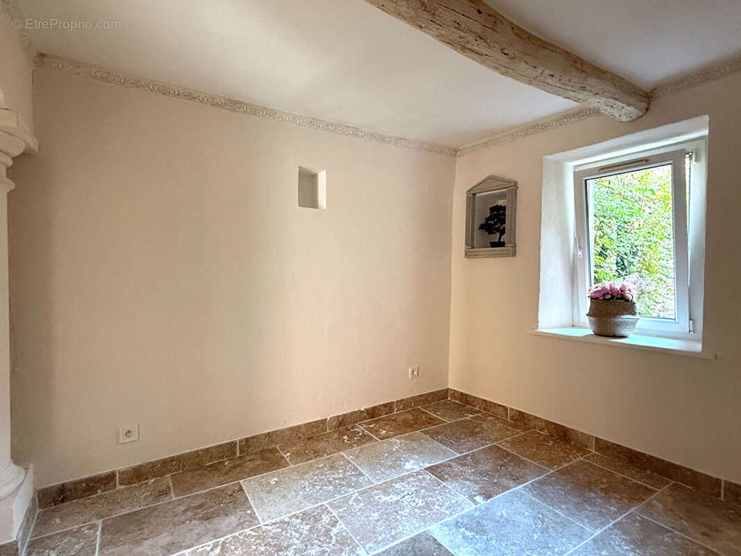 Appartement à LA ROQUE-D'ANTHERON