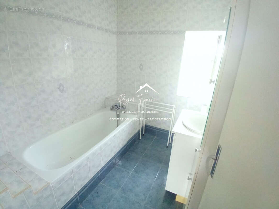 Salle de bains  - Maison à CHARNIZAY